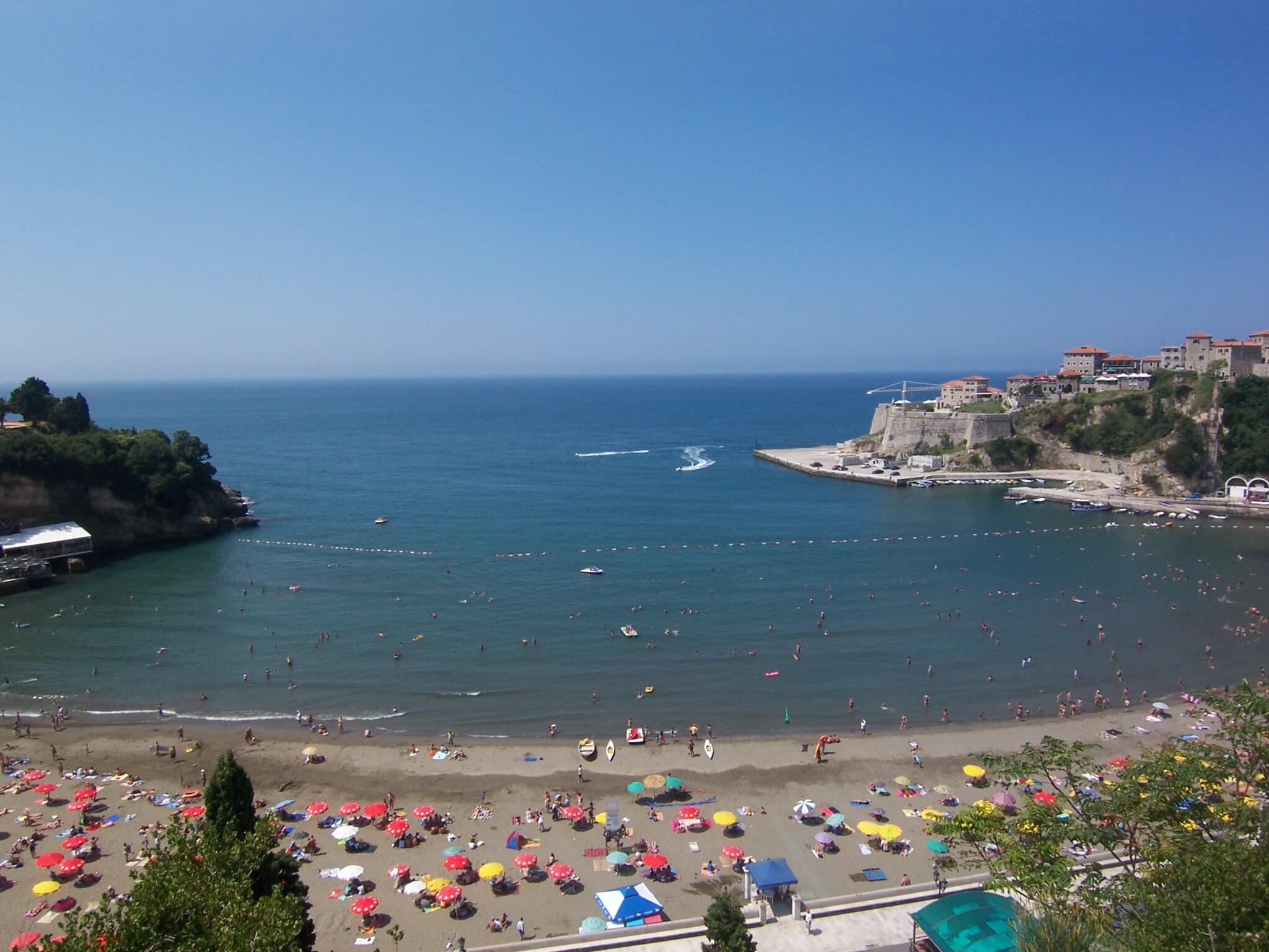 city-small-beach-with-castle-background